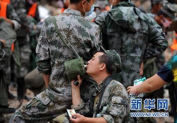 大雨致舟曲災區(qū)再發(fā)泥石流 生命線兩舟公路再中斷