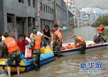 大雨致舟曲災(zāi)區(qū)再發(fā)泥石流 生命線兩舟公路再中斷