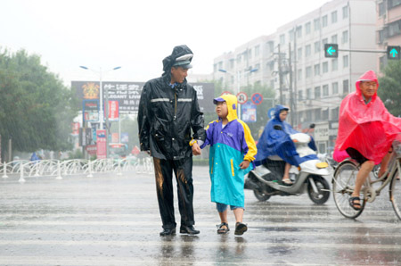 暴雨中的關(guān)愛(ài)