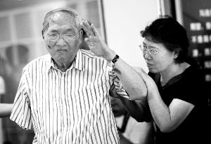 各地紀(jì)念抗戰(zhàn)勝利65周年 老兵憶往昔難掩激動(dòng)