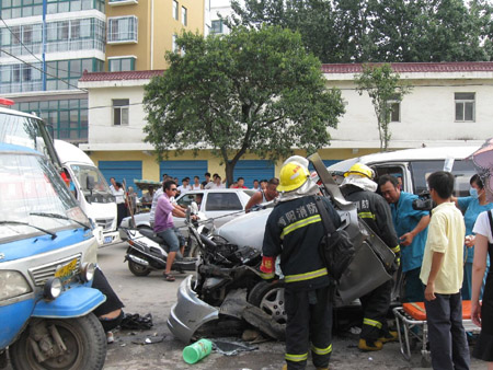 南陽一商務(wù)車撞向機(jī)動三輪 司機(jī)被困車內(nèi)