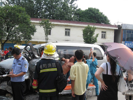 南陽一商務(wù)車撞向機(jī)動三輪 司機(jī)被困車內(nèi)