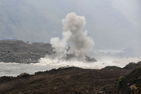 汶川映秀鎮(zhèn)對岷江壅塞體進行兩次爆破