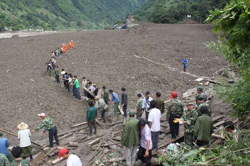 云南貢山發(fā)生特大山洪泥石流災害 軍警民攜手救援