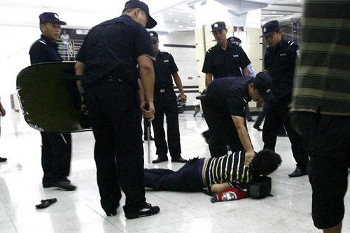 河南輸球球迷情緒失控 賽后爆發(fā)球迷騷亂（圖）