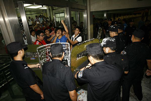 河南輸球球迷情緒失控 賽后爆發(fā)球迷騷亂（圖）
