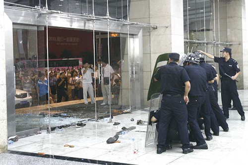 河南輸球球迷情緒失控 賽后爆發(fā)球迷騷亂（圖）