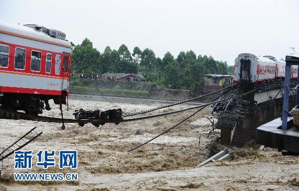 洪水沖垮寶成線一鐵路橋　無人員傷亡