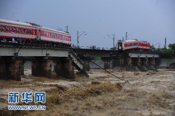 洪水沖垮寶成線一鐵路橋　無人員傷亡