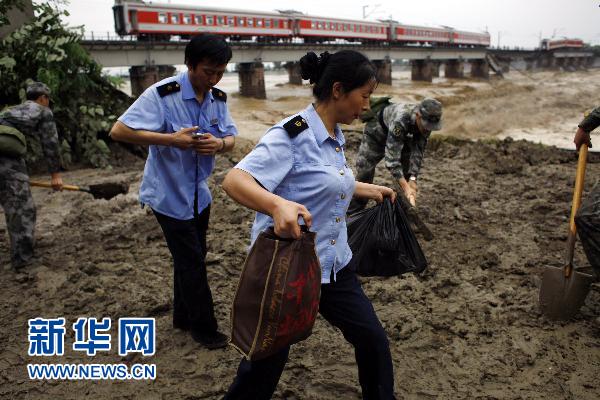 洪水沖垮寶成線一鐵路橋　無人員傷亡