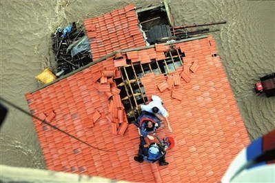 遼寧鴨綠江遇建國(guó)來(lái)第二大洪水 直升機(jī)接被困者