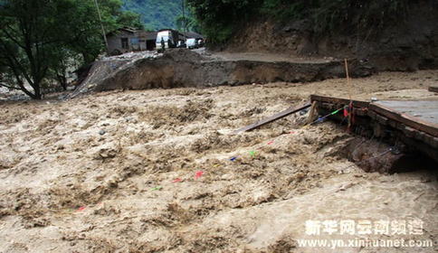 云南貢山泥石流災害現(xiàn)場公路交通再次中斷