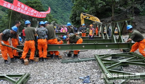 云南貢山泥石流災(zāi)害現(xiàn)場公路交通再次中斷