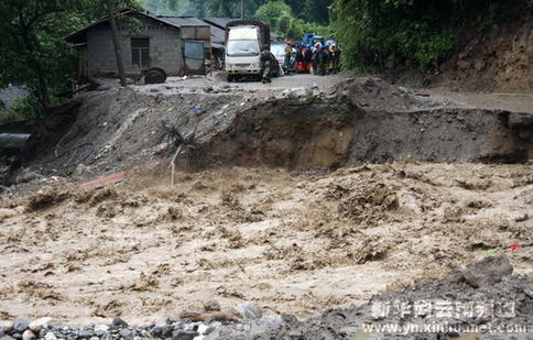 云南貢山泥石流災害現(xiàn)場公路交通再次中斷