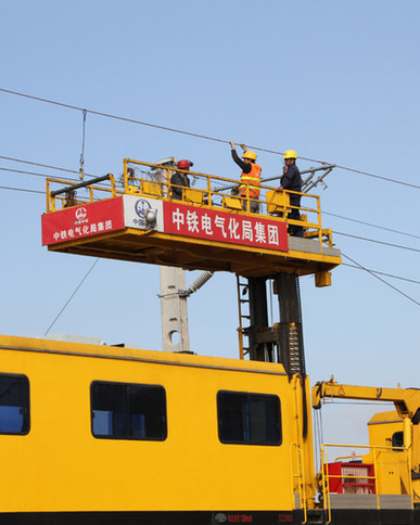 太中銀鐵路呂梁山隧道接觸網(wǎng)導(dǎo)線(xiàn)全部貫通