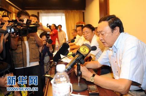 伊春飛機(jī)失事新聞通氣會(huì) 河南航空高管鞠躬道歉