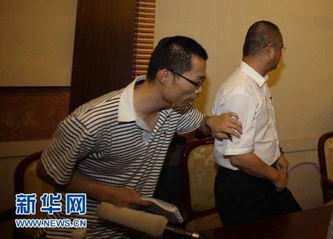 伊春飛機(jī)失事新聞通氣會 河南航空高管鞠躬道歉