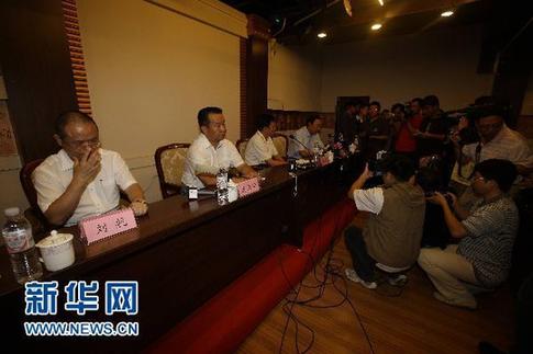 伊春飛機失事新聞通氣會 河南航空高管鞠躬道歉