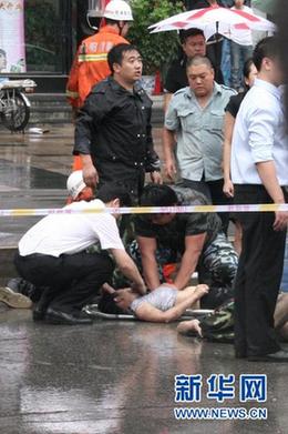 沈陽萬達廣場發(fā)生火災致9死9傷 墻體爆裂(圖)