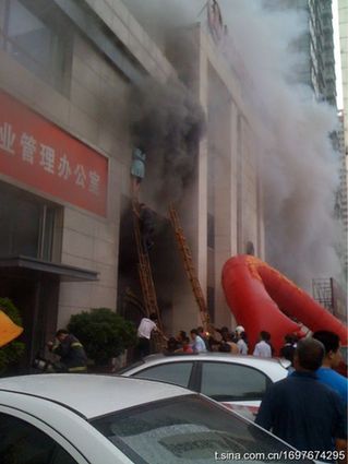 沈陽(yáng)萬(wàn)達(dá)廣場(chǎng)發(fā)生火災(zāi)致9死9傷 墻體爆裂(圖)