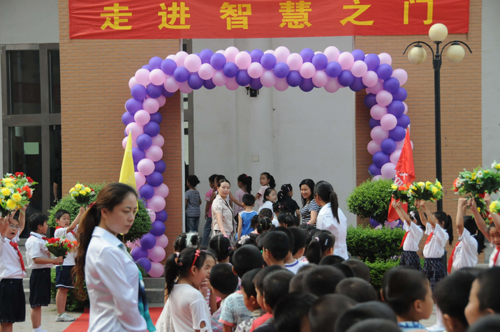 鄭州小學(xué)新生入校重現(xiàn)古代優(yōu)良傳統(tǒng)