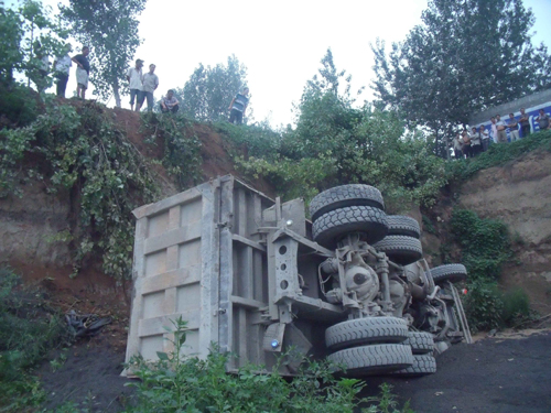 砂車載物過(guò)重致道路塌陷 車輛翻入深溝