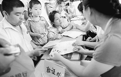 鄭州削平入學(xué)門檻 家長難報(bào)名堵路下跪(圖)