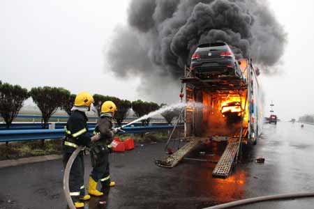 大眾運(yùn)輸車(chē)途中突發(fā)大火  六輛小轎車(chē)被毀