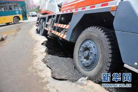 蘭州市區(qū)路面塌陷起重機被卡