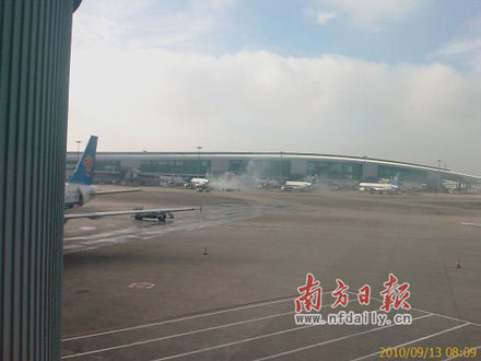 廣州白云機(jī)場內(nèi)南方航空一架空客飛機(jī)貨倉起火