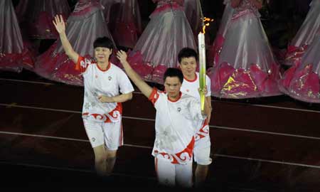 陳忠和與特奧運(yùn)動(dòng)員共同點(diǎn)燃第五屆特奧會(huì)圣火盤