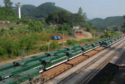 中國援緬米軌機(jī)車從云南河口口岸出境
