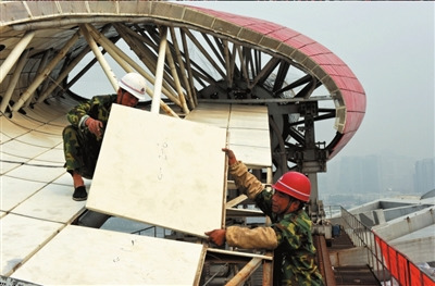 鳥巢奧運(yùn)主火炬塔正式開拆 不影響鳥巢國慶游(圖)