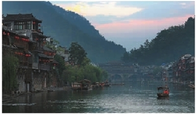 國慶不出遠(yuǎn)門 照樣泡溫泉、賞山水、游新村