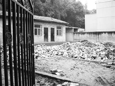 青山區(qū)冶金街楠姆社區(qū)違建房為何“兩拆三建”