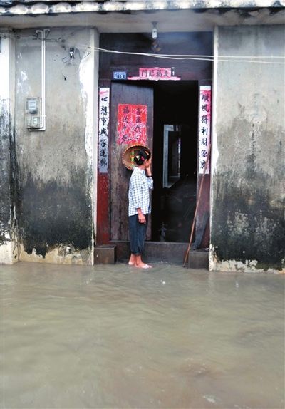 海南暴雨致300村莊被淹 70%水庫(kù)存隱患