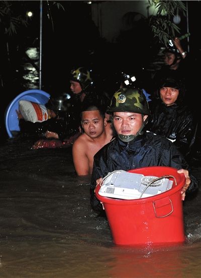 海南暴雨致300村莊被淹 70%水庫(kù)存隱患