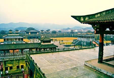 盤點(diǎn)中國(guó)門票最貴的?幻谷、屏巖洞府、大智禪寺、明清民居博覽城等13個(gè)跨越幾千年歷史時(shí)空，匯聚南北地域特色的影視拍攝基地和兩座超大型的現(xiàn)代化攝影棚。已成為目前亞洲規(guī)模最大的影視拍攝基地，被美國(guó)《好萊塢》雜志稱為“中國(guó)好萊塢”。</p>

<p>聯(lián)票：255元/人 夢(mèng)幻谷：160元/人</p>

<p>聯(lián)票加夢(mèng)幻谷：正常價(jià) 360元/人 冬季價(jià) 305元/人</p>

<p>統(tǒng)票：正常價(jià) 420/人 冬季價(jià) 360元/人</p>

<p align=