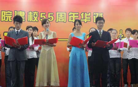 中原工學(xué)院舉辦詩歌朗誦會 慶祝建校55周年