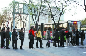 乘客文明排隊(duì)候車