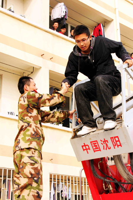 消防演練走進(jìn)校園 中原工學(xué)院學(xué)生體驗避險自救