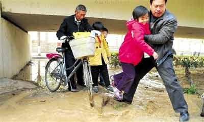 鄭州供水管7年連續(xù)爆管10次 水廠被迫停產(chǎn)