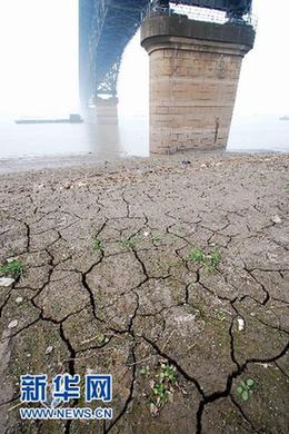 長江九江段水位持續(xù)下降(圖)