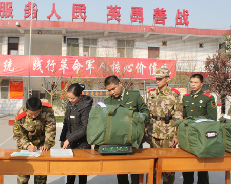 郵政真情服務(wù)到軍營(yíng)