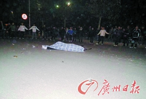 大學(xué)生被撞死司機(jī)逃逸數(shù)百名學(xué)生排