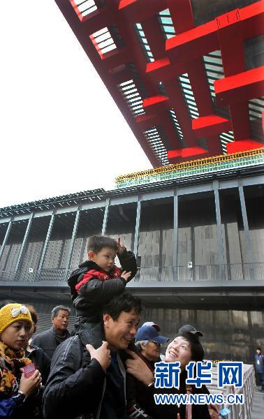世博會(huì)中國(guó)館續(xù)展首日?qǐng)雒婊鸨?/></p>

<p>12月1日，來(lái)自浙江的3歲的陸子欣與家人一起在館外排隊(duì)等待進(jìn)入中國(guó)館參觀。新華社記者劉穎攝</p>
</div>
</div>

<div width=