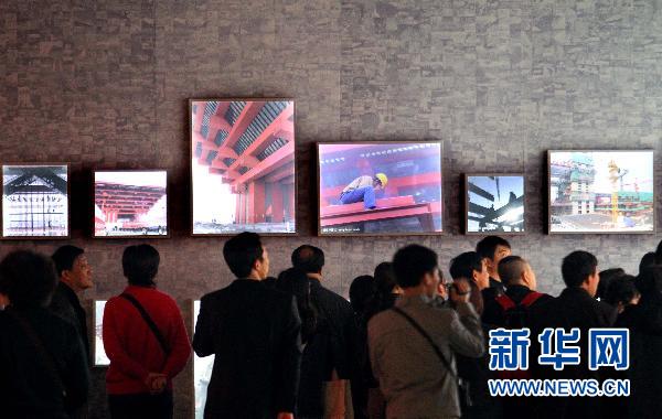 世博會(huì)中國館續(xù)展首日?qǐng)雒婊鸨?/></p>

<p>12月1日，新增的“中國館回顧展”展示了中國館從設(shè)計(jì)、建造及展示的全過程。新華社記者劉穎攝</p>
</div>
</div>

<div width=