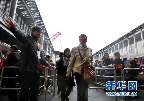 世博會(huì)中國(guó)館續(xù)展首日?qǐng)雒婊鸨?/></p>

<p>12月1日，工作人員引導(dǎo)在館外排隊(duì)的參觀者依次進(jìn)入中國(guó)館參觀。新華社記者劉穎攝</p>
</div>
</div>

<div width=