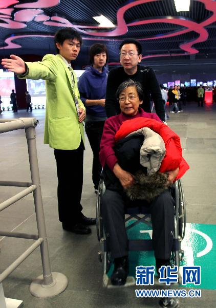 世博會(huì)中國(guó)館續(xù)展首日?qǐng)雒婊鸨?/></p>

<p>12月1日，一位老人坐輪椅經(jīng)過(guò)“綠色通道”。續(xù)展期間中國(guó)館為75歲以上老人和特殊人士開放“綠色通道”。新華社記者劉穎攝</p>
</div>
</div>

<div width=