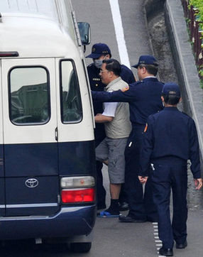 陳水扁被囚車送往臺北監(jiān)獄服刑(圖)